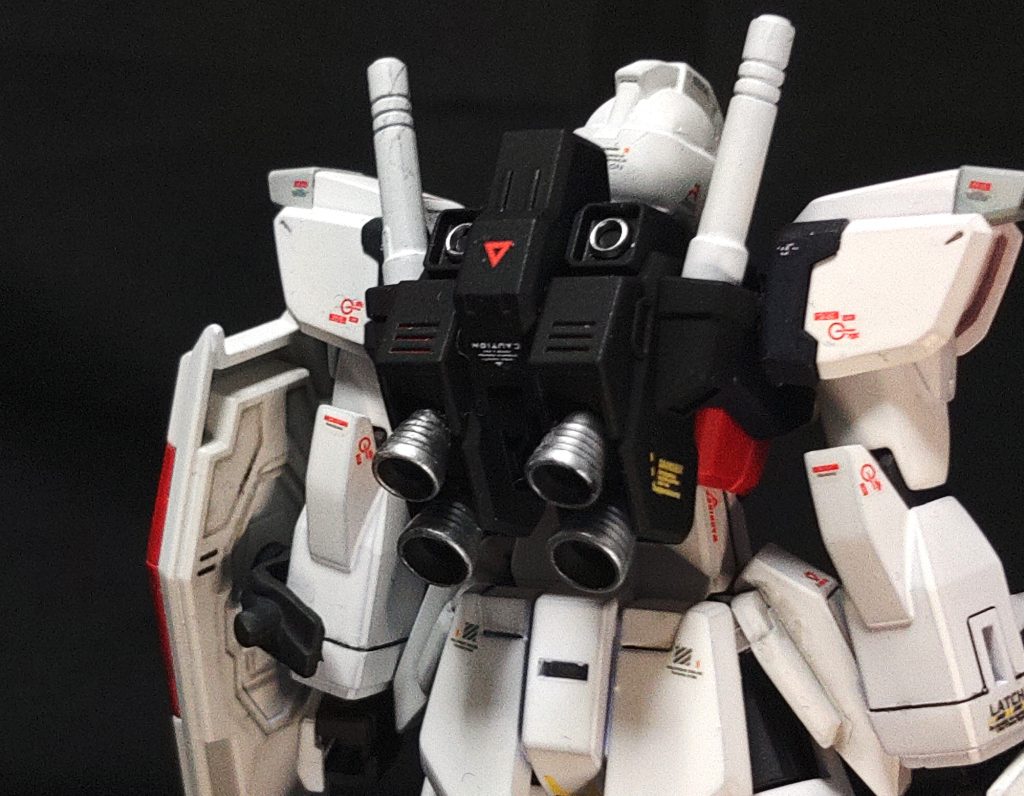 通常型バックパック高機動型と比べてスラスターの数とプロペラントタンク、武装ハードポイントが無くシンプルな構造となっている。