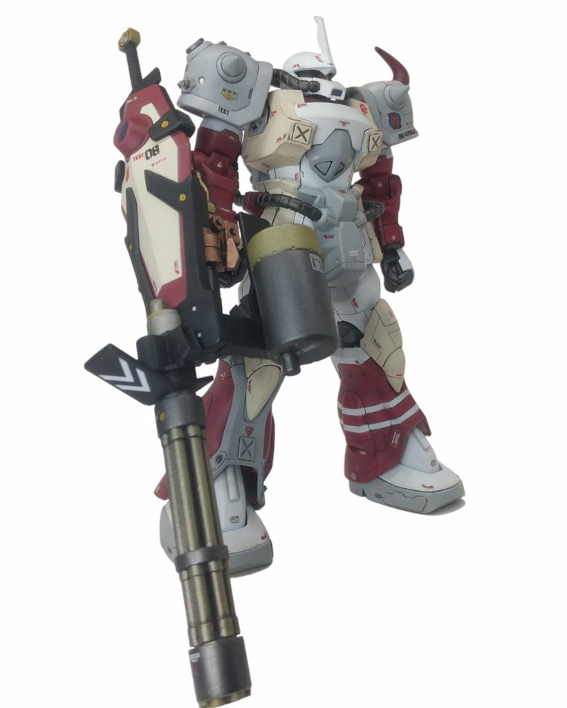 整備員A:ふぅ〜、やっと左利き用への換装が終わった。整備員B:MSに利き手なんて関係あるのかね?整備員A:なんでも、Ike主任の開発した超低コスト新兵器のテストパイロットが、左で射程距離3倍の結果を出したとか