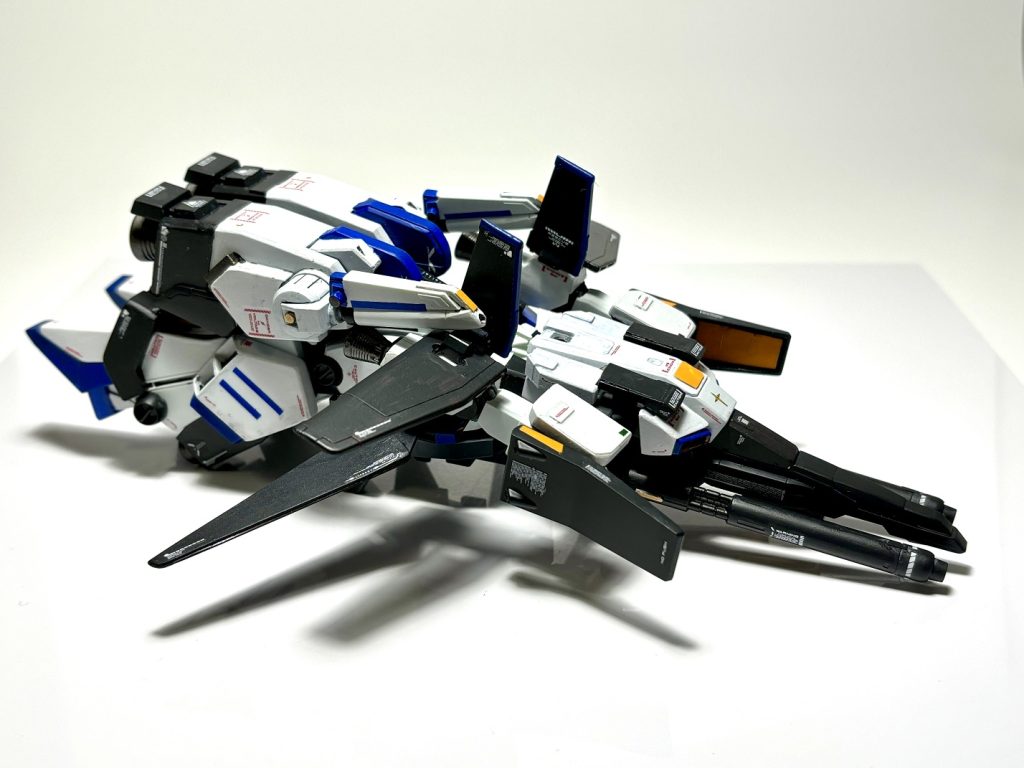 「Gフォートレス」形態。なんと、下半身、脚の部分が「Gベース0型」とは前後逆になるんですよね。設定情報には、「プロトタイプZZガンダムは、MS形態とGフォートレス形態を切り替えるときに、いったん上下二機に分離する必要がある」、なんて記載がありますが、そういうことだったんですね。