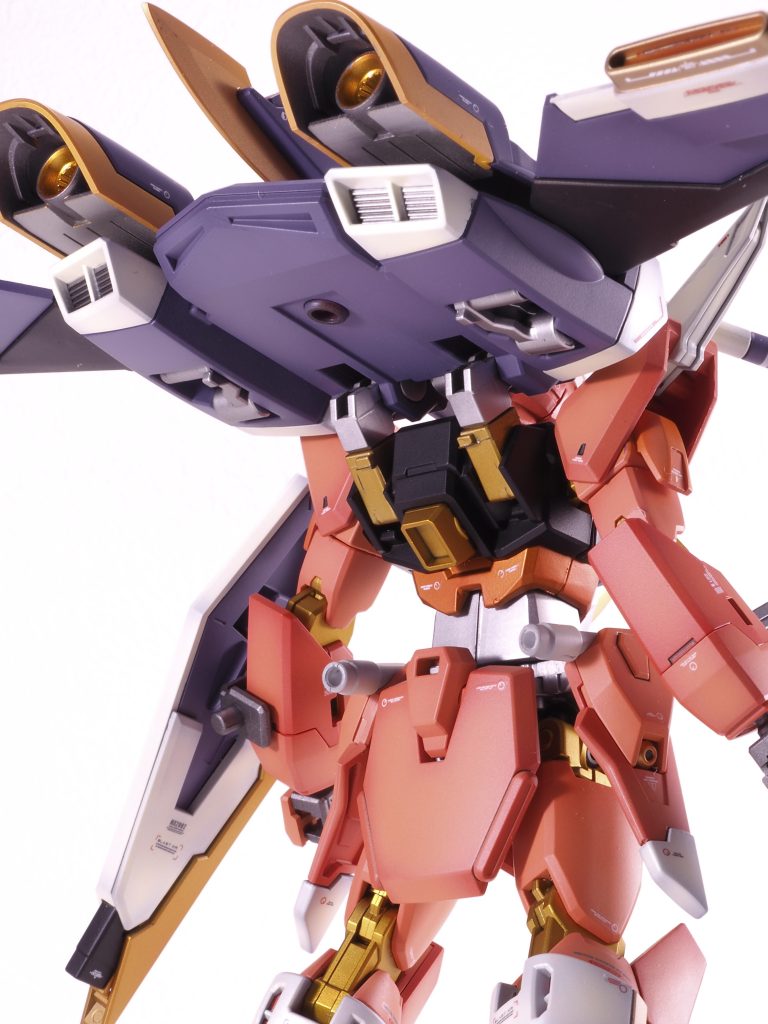 バーニア内部は金にクリアオレンジ。外側全体はマスキングしてメカサフガンメタ。