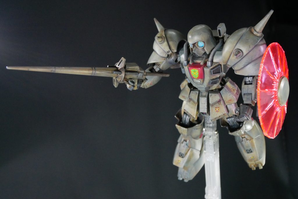 可動域はほぼ皆無に近いですが、プロポーションはとてもよくできたキットです。肩アーマーがいかつくていいんだけど、これのせいでポージング難。下半身も(´;ω;`)。改造技術があればよかったのだろうけどw。