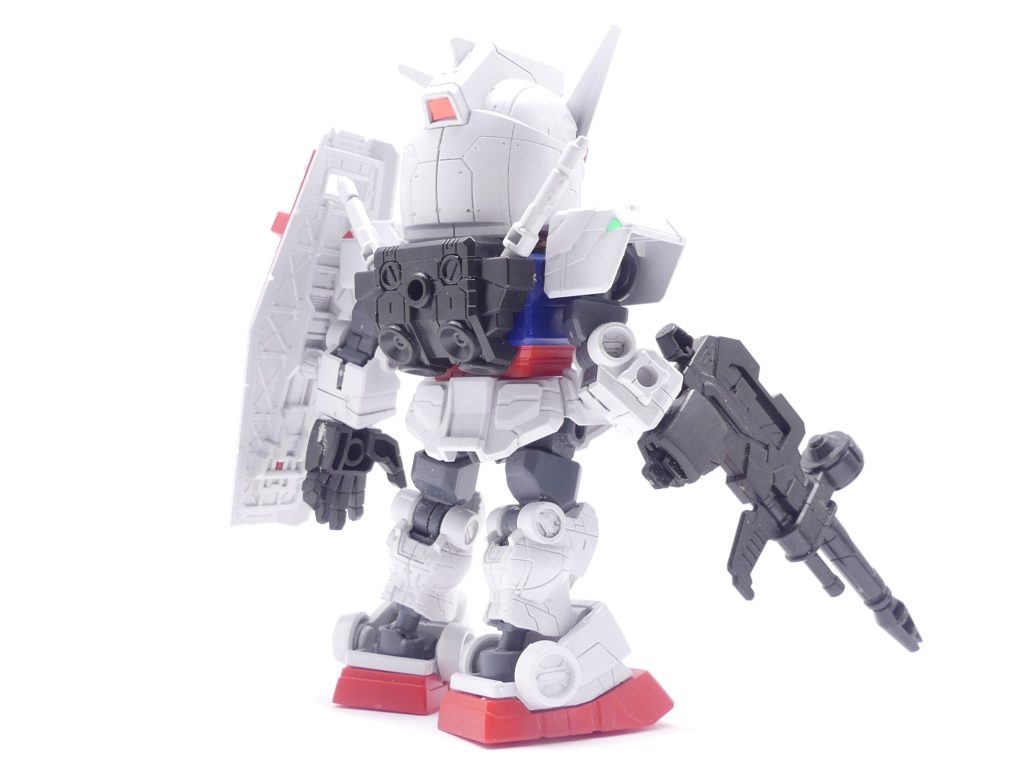 演者:そのガンプラを作ったビルダー、もしくはガンプラを使ってエバーランドに「ログイン」するファイター。ガンプラの操作にレバーなどは必要なく、設定の範囲内で思いのままに動くことが可能。ログイン中は匂いや痛みもある程度は感じる。常時アシムレイトと言ってもいいかも。配役:要は機体名。エバーランドでは、演者がガンプラ(SDガンダム)の「役」を演じている設定。急に姿が変わると驚かれたりする。GP(ガンプラパワー):カードダスに書かれている「HP」のようなものである。これが大きいほどそのガンプラは完成度が高く強い。最大999。ただし、演者の頑張りによってその差は埋められる可能性がある。後ろから。「まだ」普通のSDCSF00ですが、墨入れとフレームの変更は施しています。