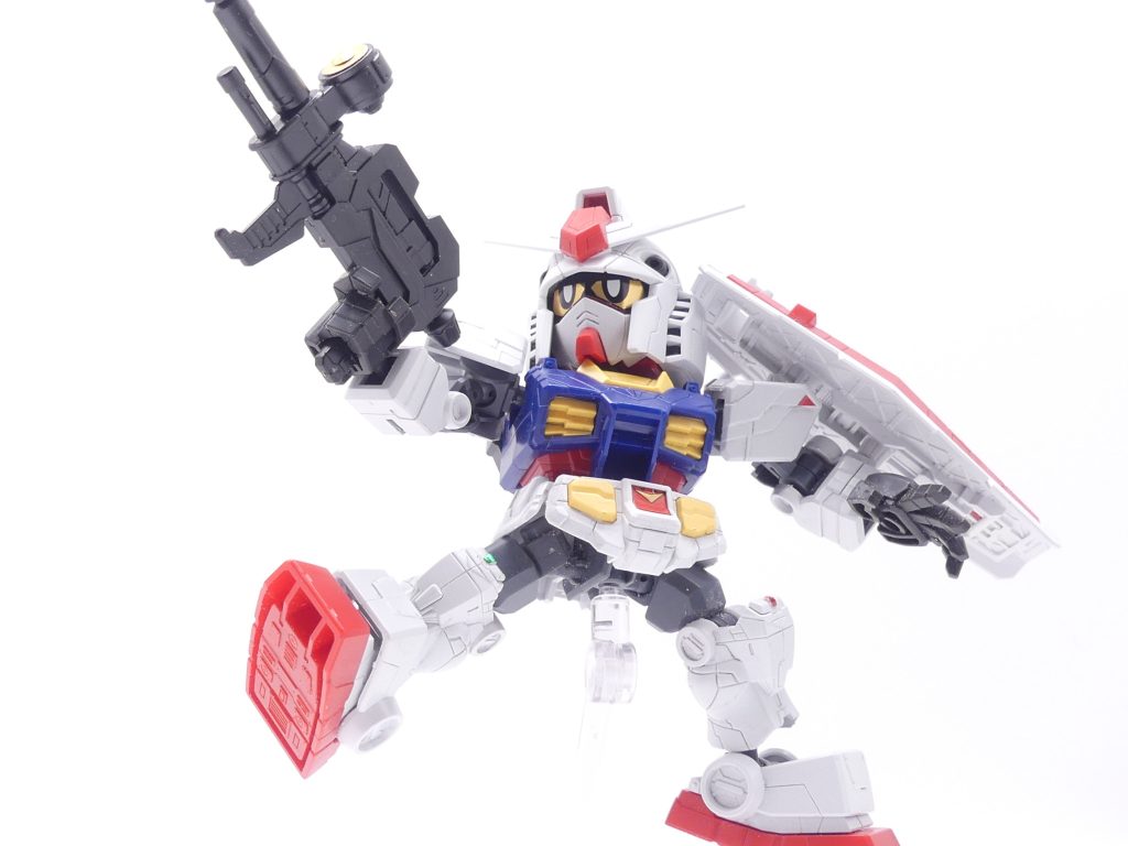 そこは、不思議な世界でした。アマミチの身体はSDガンダム・・・先ほどまで手に持っていたF00となり、景色も全く違う森になり。そこに、誰か・・・やっぱりSDガンダムが助けを求めてきます。「あそこにいるのって・・・シイナ、さん!?」SDガンダムはびっくりしていますが、直後、アマミチはやってきた別のガンプラ?ガンダム・・・?と戦うことになってしまったのです。アマミチにとって、初めてのガンプラバトルでした。アマミチは、本来は戦いを望まない優しい性格です。ビーム・ライフルの一撃が敵のガンプラを射抜いたとき、自分で引き金を引いてしまった怖さを感じるのでした。この世界では、彼はSDガンダム「そのもの」になっているのです。彼に声をかけた赤いガンダムも、茫然としている様子で…ログアウト・・・現実世界に戻ってきたアマミチに、父はこう言いました。自分の息子の帰還を喜ぶように。「ようこそ・・・エバーランドへ。」・・・そして、過去の自分を見るかのようにー(次回を待て!)