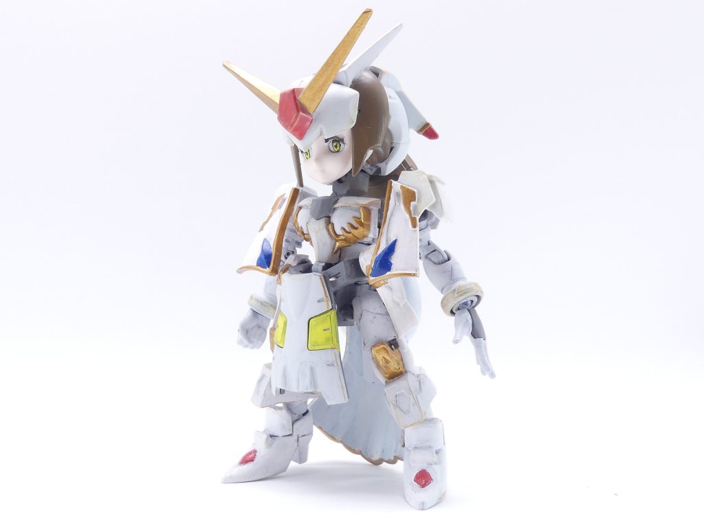【ガンプラデータ】ベース？：ＨＧＢＤ　モビルドールサラ（ミラーミッションVer.）　　　　　ＳＤ三国創傑伝　大喬ガンダムアルテミー/小喬ＧＮアーチャーレギュレーション：オフィシャルレギュレーション（ガンプラ商品のみ使用。翼接続部のみ過去カスタマイズキャンペーンジョイント）所属：エバーランド演者・配役：なし本連載にともない、「ガンプラデータ」にもいくつか変更があります。昨今の公式ガンプラコンテストに合わせるため、純粋ガンプラ商品（と特定表記のないプラ材やパテなど）のみで組み上げた作品は「オフィシャルレギュレーション」、それ以外のマテリアル（ガンプラ以外のキット）を使った商品は「アンリミテッドレギュレーション」と記載させていただきます。所属と演者・配役については次回以降の解説です。全ての始まりは、「サラちゃんをＳＤガンプラ化したい」と言うところからだった･･･物は試しと言うことで、取ってあった大喬小喬にサラちゃんを組み込み、小さな３０ＭＳっぽくしたのだった。サラちゃんは頭が比較的大きめのため意外とうまくはまりました。