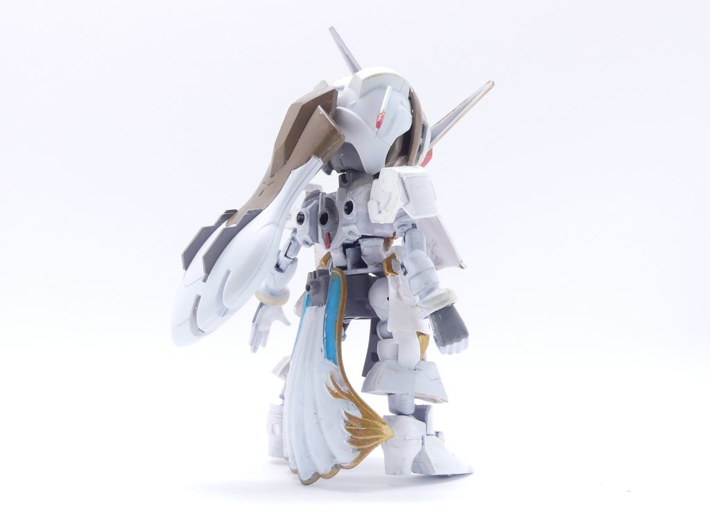 後ろから。胸・肩・足は大喬小喬のまま。腕はサラちゃんを切り詰めて接続。足先も同様にサラちゃん先端。髪の毛はそのままです。フロントスカートはサラちゃんのものを接着。リアスカートは趙雲ダブルオーから。