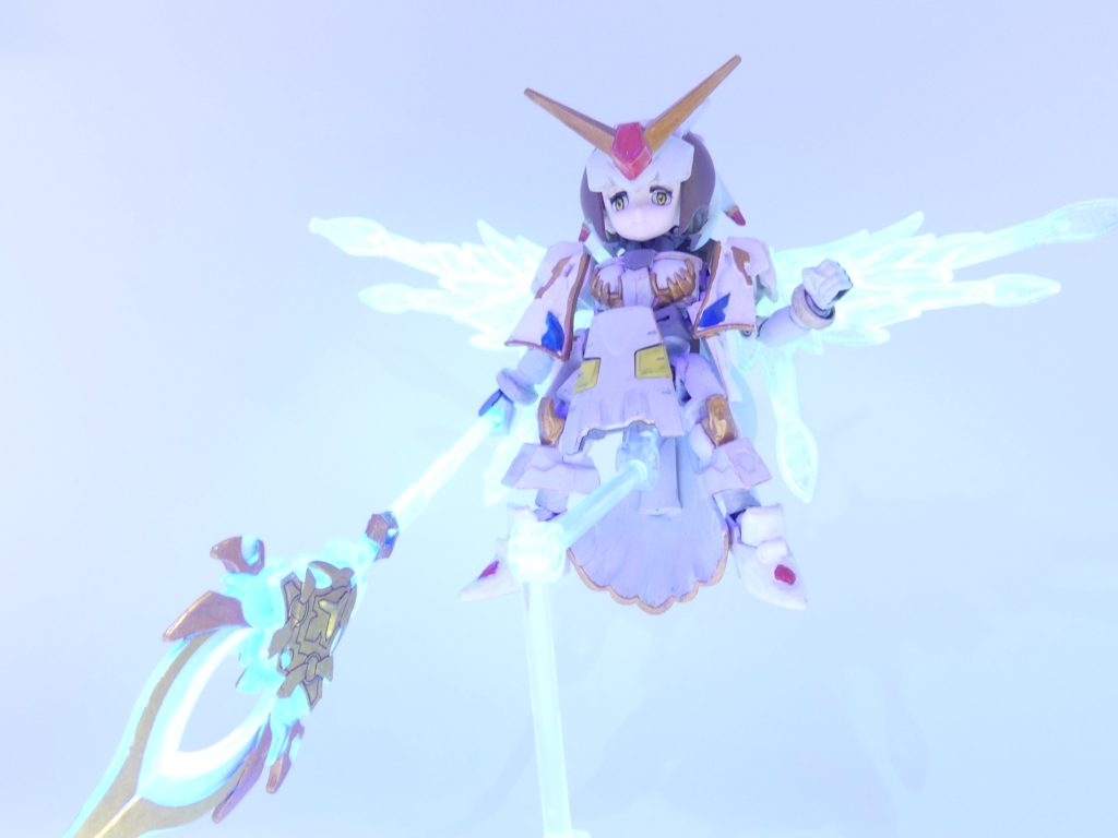 もちろんブラックライトで発光するように塗装（杖は元々ブラックライトで発光）。可動はサラちゃんにある程度準拠。肘は二重関節です。