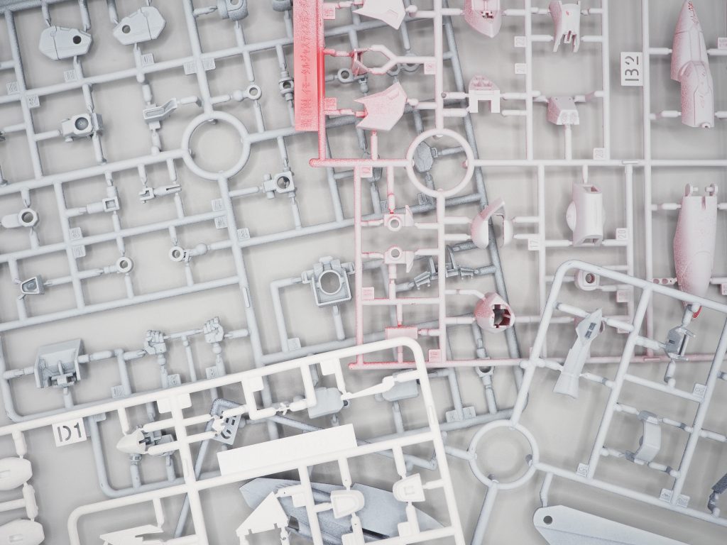 水性サーフェイサー500スプレーを吹いたあと、すべてアクリジョンで筆塗りしました。カラーレシピは以下の通りです。フレーム=赤鉄色金色=ゴールド白=ベースホワイト:グランプリホワイトを1:1うすい紫=すみれ色:ベースホワイトを2:1濃い紫=すみれ色:ベースホワイト:ベースブルーを3:1:1で塗った上から、すみれ色を塗りました黒=ベースグレー:黒鉄色を1:1灰色(腹部)=ベースグレー:ベースホワイトを1:1赤=ベースレッド:レッドを1:1緑=ベースブルー:ベースグリーン:ベースイエローを1:1:1銀色=赤鉄色:シルバーを1:2ウイングの灰色=ベースブルー:ベースグレーを4:1青=ベースブルーとブルーを1:1最後に、水性プレミアムトップコート (光沢)を吹いて仕上げています。つや消しと迷いましたが、こちらの方がアグネスらしい気がしました。