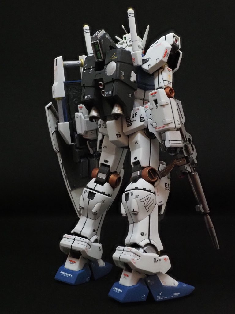 バックパックの上部のディテールを潰してしまって、テキトウにダクトっぽいパーツ貼り付けてごまかしました。シンプルな後ろ姿、昔ながらの箱型バックパックも安定感あってよいかなと