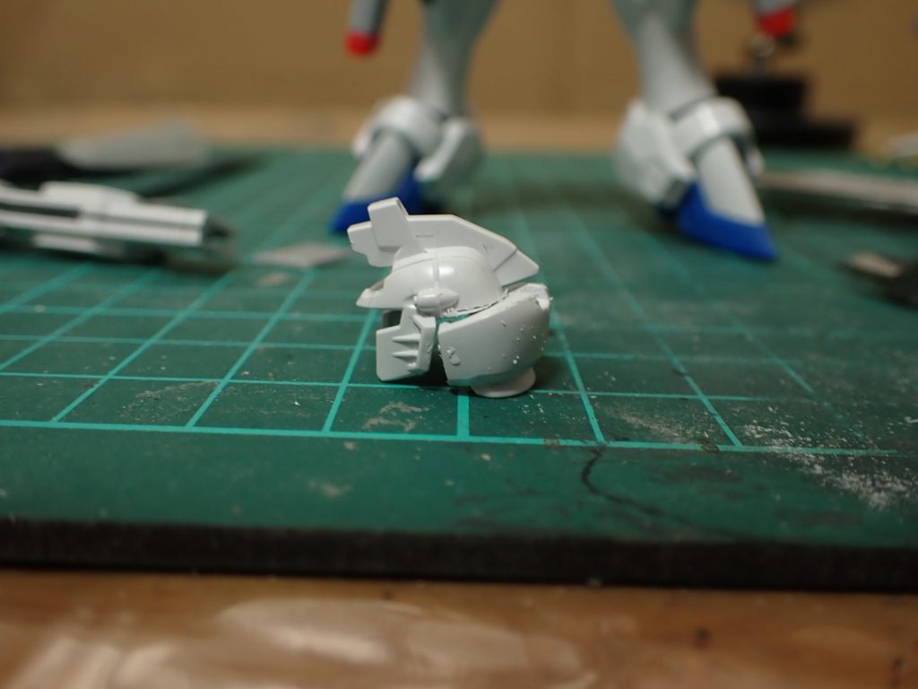 頭部の切断して合わせ目処理、中のパーツをハメると接着しなくてもいいですね。