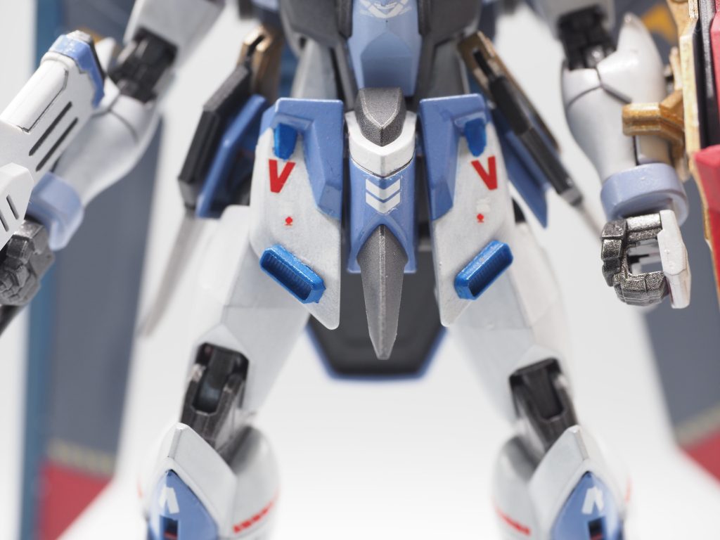 ギャンに寄せるため&差し色目的で、フロントスカートにパーツを追加しています。コトブキヤの「プラユニット P-104 ダクトノズル」です。