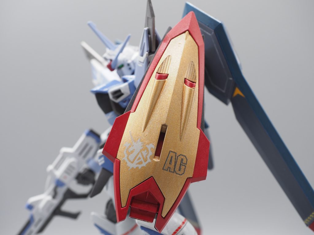 シールドのデカールは逆シャア用デカールからユニコーンマークを頂きました。ジャスティスっぽいなと思ったからです。「AG」はもちろんΖ用デカールからもってきましたが、もちろん「Agnes Giebenrath」の意です!