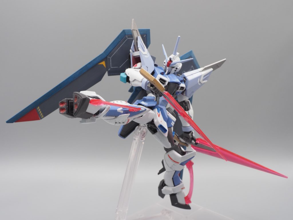 格闘もお手のもの。足裏もワンポイントで赤を塗ってます。