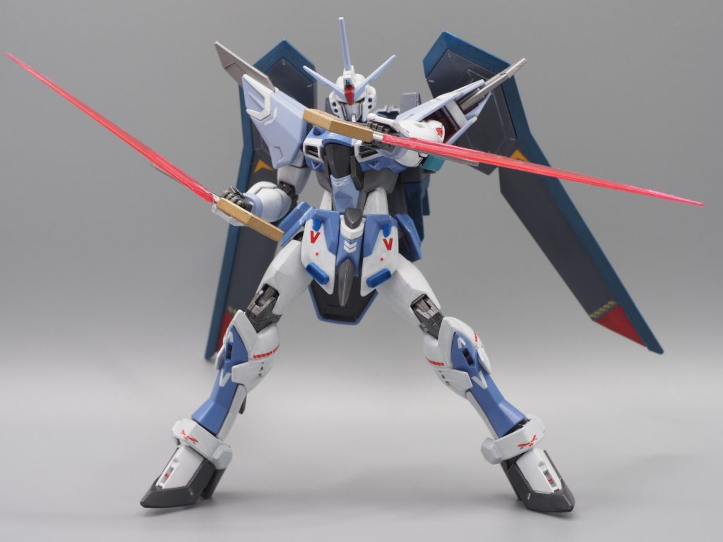 ストライク風ポーズ。全身刃物だらけのイモータルジャスティスではあり得る姿勢です。