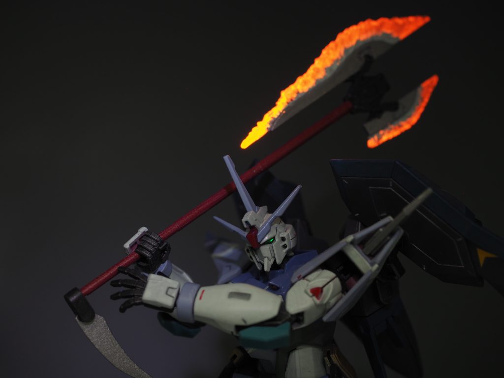 ツインアイはシールの上から蛍光グリーンで塗りました。ビームアックスのビームの刃は、ベースホワイトを付け根にガサガサに塗ってからたっぷり乾燥させ、先端に蛍光ピンクを塗りました。ところどころ重ね塗りにしています。これも味。蛍光塗料なのでブラックライト照射で光ります!