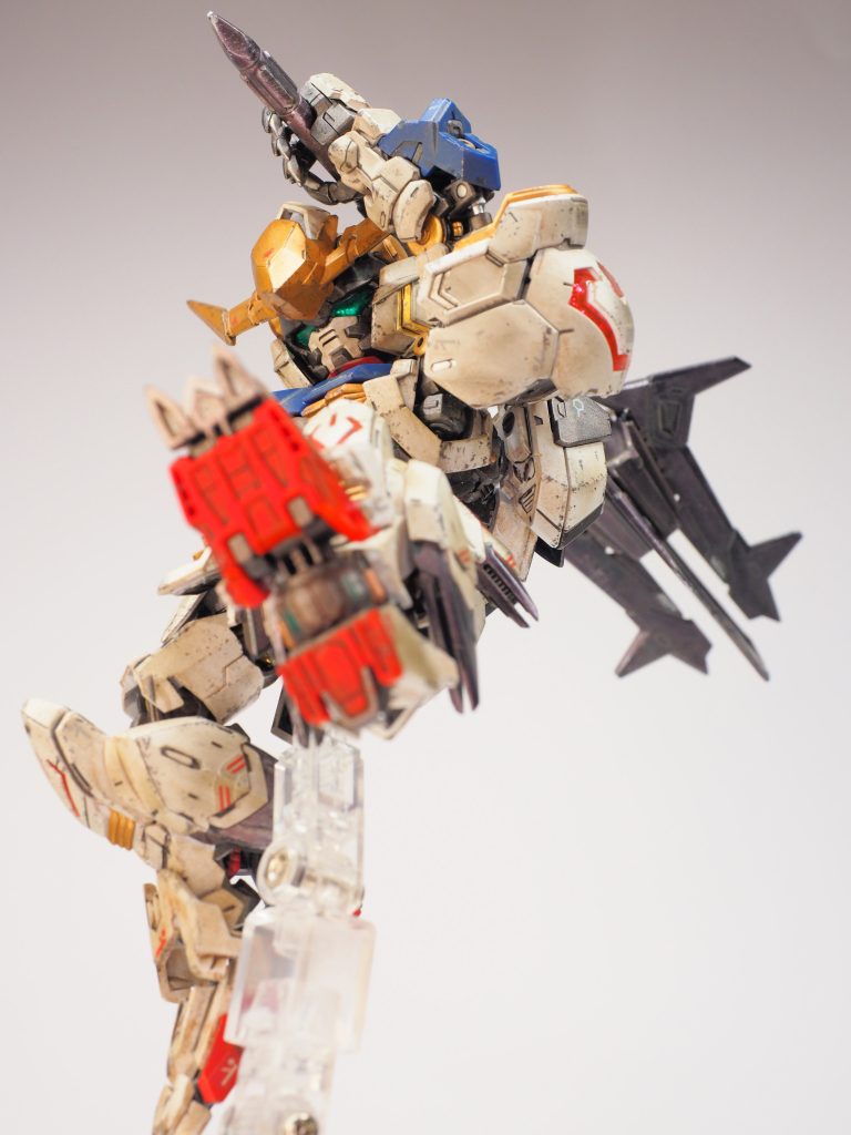 METAL ROBOT魂とほぼ同じポーズが出来るところにMGSDの凄さを実感。　保持力は高いので、ポーズはしっかり決まります。 そのため組立時のクリアランスはキツメですので、塗装やトップコート等で わずかに厚みが増しただけではめ込みが困難になるのでご注意ください。