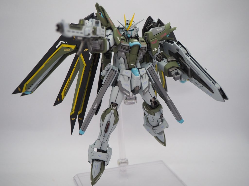 ライフルとシールド装備ですデカールはまだ発売されていないので、ホビージャパンのコーションデカールを青、白、赤、金をそれぞれ貼り分けました