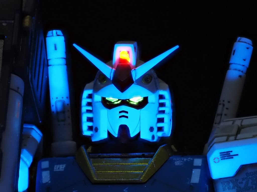 前回のZガンダムと同じくまた、やらかしちゃってます。成型色白がブラックライトに反応しちゃってます。Mk-Ⅱの白は大丈夫だったのに····これからは確認をしっかりやってから塗装方針決めないとですね😓😓