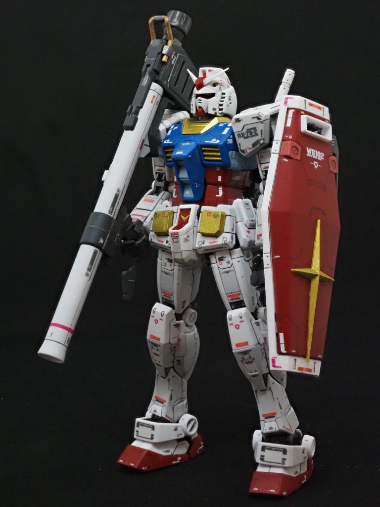 まずはバズーカです。バズーカカッコイイのだけど、私的にはちょっと違和感が······設定ではたしか380mmバズーカとなってますが、弾頭や口径見る限りでは700mmゆうに超えちゃってますよね。対MS戦ではすんごいオーバーキルのような。最初のRGとあって、そこまで考えられてなかったんでしょうね。Mk-Ⅱのバズーカでは、ほぼ適正化されてる感じがしました。