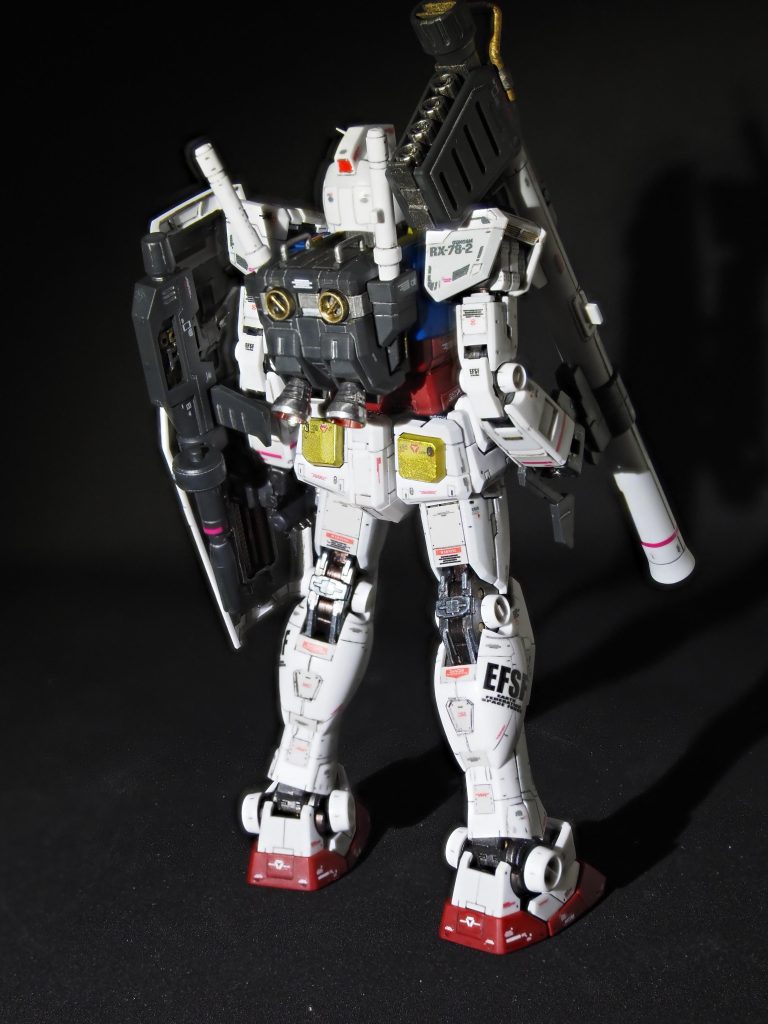 デカール、純正と指示通り分だとなんか寂しいのでガンダムデカールのサンダーボルトの分も使用しました。ちょっと違う気もしないではないですが、カッコよいので良しとしました。シールドにビームライフル付けるのはいいですよね~。