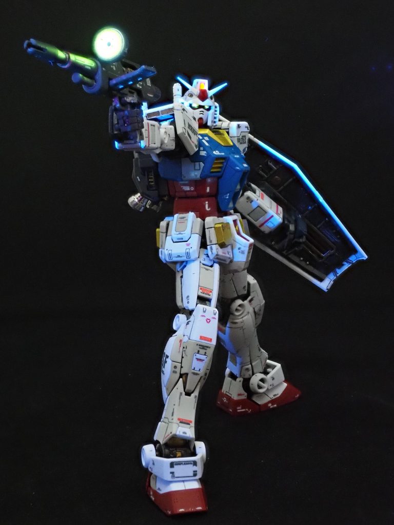 ブラックライトうまいこと当てて、白の反応を極力目立たないように····