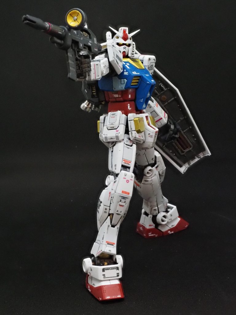 テキトウにビームライフル構えて···それにしても、このキット噂通り、ポロリが多いです。腰のフロント、リアアーマー、こりゃポロポロ取れるよね。脚も差し込み短いし動かしてると外れたり······まぁ、普通に我慢できるし、カッコよいから全然オッケーです。