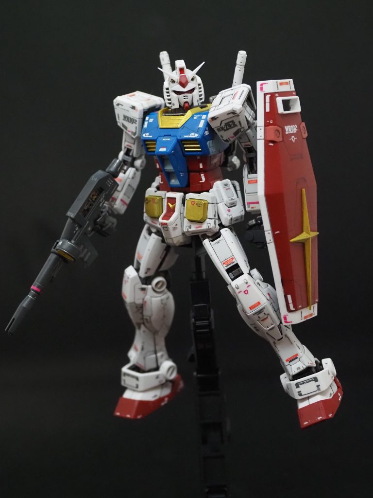 アクションベース使って宇宙空間での浮遊感を······そこからいろいろポージングしてみるも、絶望的にセンスがなかったです。諦めました。もっと勉強します。ポージング無しでも、RX78-2ガンダムはシンプルにカッコよいです。このガンダムが、なければ全てのガンダムは存在しなったのか?と思うと、やはりRX78は特別なんです。 ところで、つい最近RGのバージョン2.0発表されましたね。賛否両論なのでしょうが、私はめっちゃ嬉しい。フレームや外装がめちゃくちゃかっこよくなってる。今回作ったやつと絶対に並べたいですね。最後まで見ていただきありがとうございました。次回作は、RGジオングと考えてたのですが、ちょっと疲れたので、HGの何かで予定してます。罪プラ何とかしないと、差し引き月4個ペースで増えてる····ヤバい😱😱😱