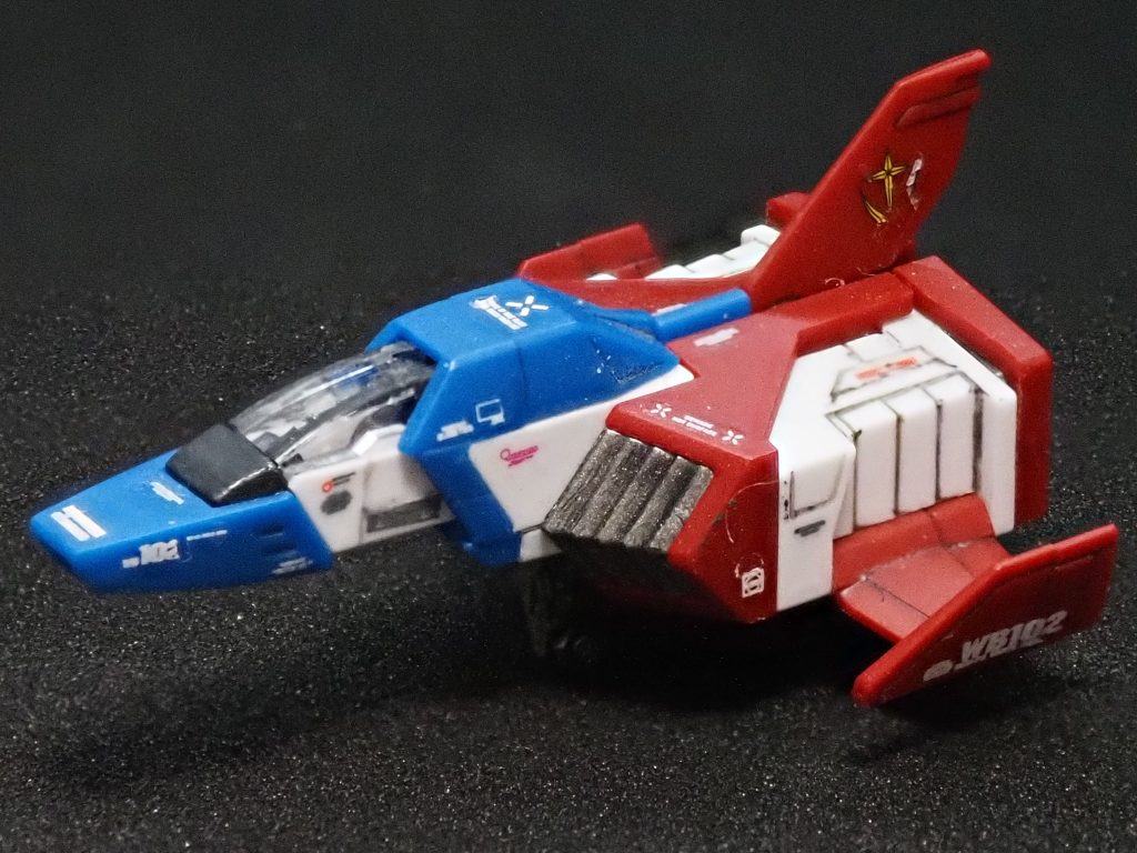 コアファイター小さいですねー。キャノピーのフレームまともに塗装できなかったです。かなりの拡大ルーペが必要ですな。写真には写ってないけど、ランディングギア部分のパーツ····RGなんだから、しっかり成型してほしかったです。頑張ってくり抜きました。