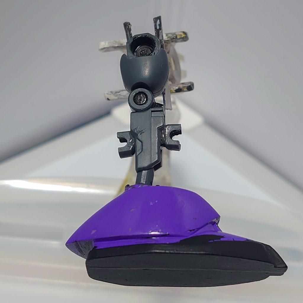 1番悩んだのが足太モモはシルエットフレームまんまで良いとして、スネとフクラハギそれっぽいのを：どこからフレームに：どうやってどうしたもんか、と思ったんだけどこの時点でスカートアーマーもゲルググみたいになってるからσ(゜ω゜)のドムの足になれば良いかな？ってそんなわけでジャンク箱からゲルググマリーネの肩と足の甲を使ってみた■プラ棒とポリキャップをプラ版で囲んで軸受けの土台、ボールデンアームアームズの1番小さいボールジョイントを仕込んでみたまぁ、外装が分厚過ぎて全く可動しなかったんですけどね