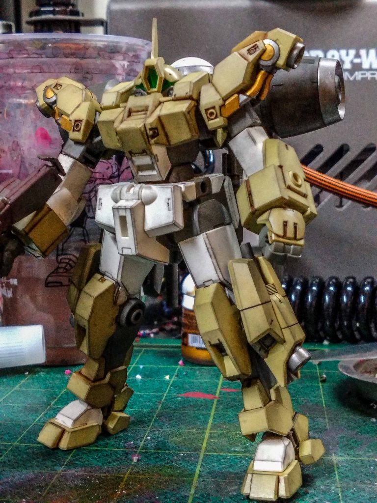 部分塗装、スミ入れ、エッジ強調。後はリアルタッチマーカーです。なんせ、このデミバーディング合わせ目が殆ど出ない良作です。この格好良さは好みの分かれるところでしょう。