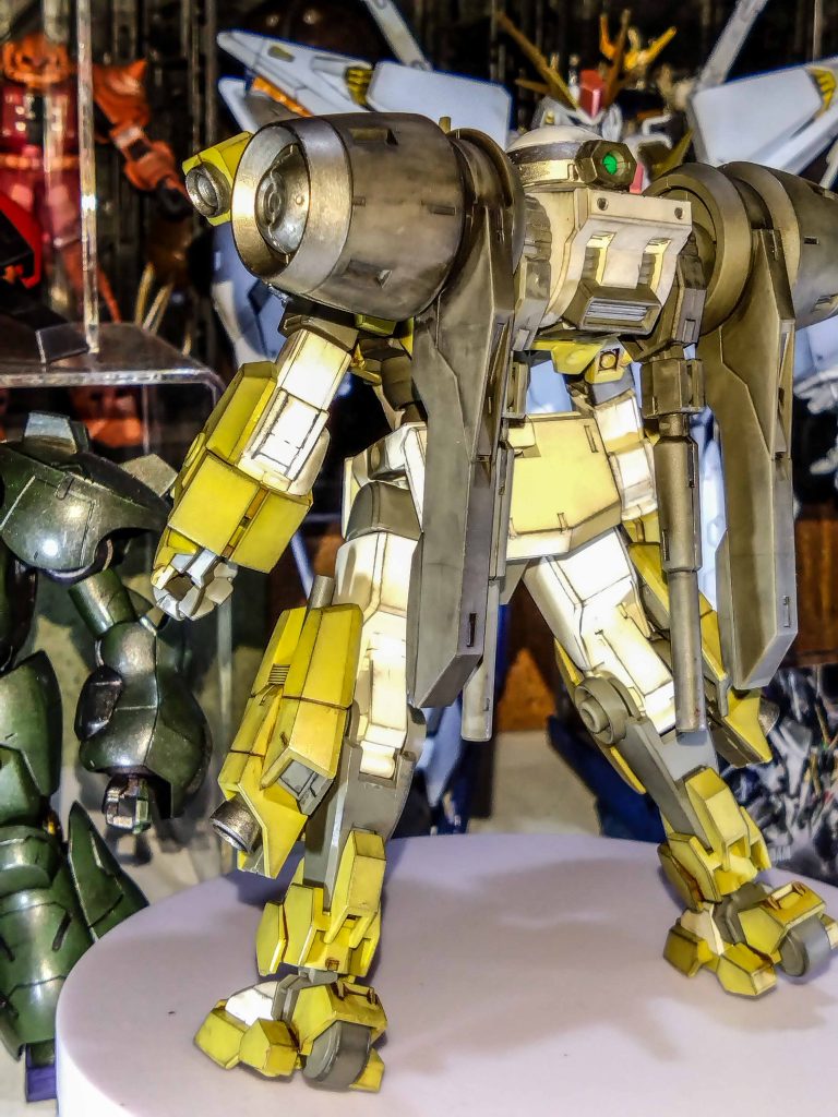 バックパックはスター・ウォーズっぽいです。というかそのまんま。オマージュかパクリか。ガッチリ重いので自立にはやや難があります。