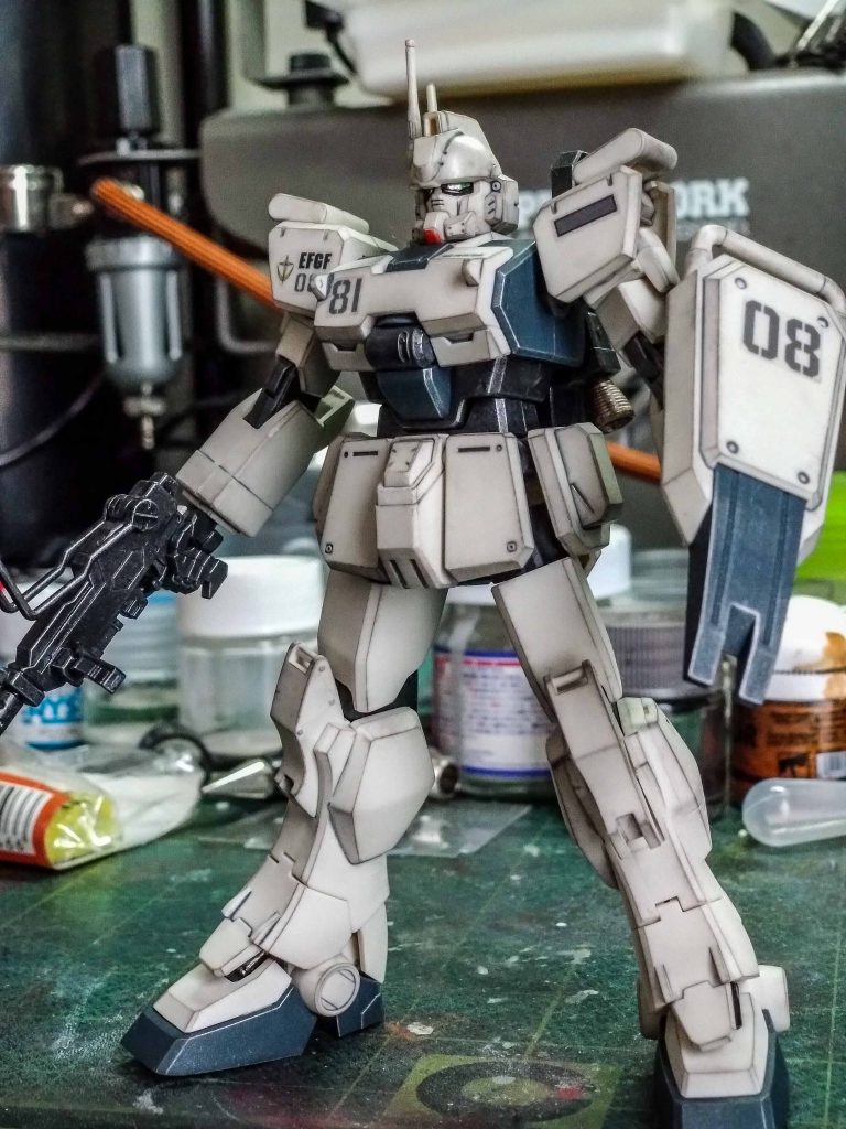 まあ、いつも通り簡易フィニッシュなんですが一応　フレーム塗装というか白以外は全部塗ってます。一部面出しとエッジ強調だけですね。先に制作していた陸戦型サンダース機と風味を合わせて制作してみました。今気づきましたがマシンガンにマガジンついてねえ！ 