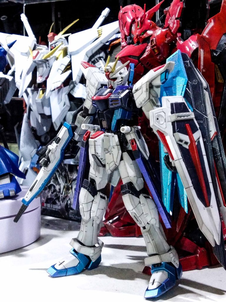 ワタシはあまりキットの不平不満言わないタイプなんですがこのキットはオススメできないです。作ってイライラ、飾ってイライラ。RGの悪いところが全部出てるような気がします。