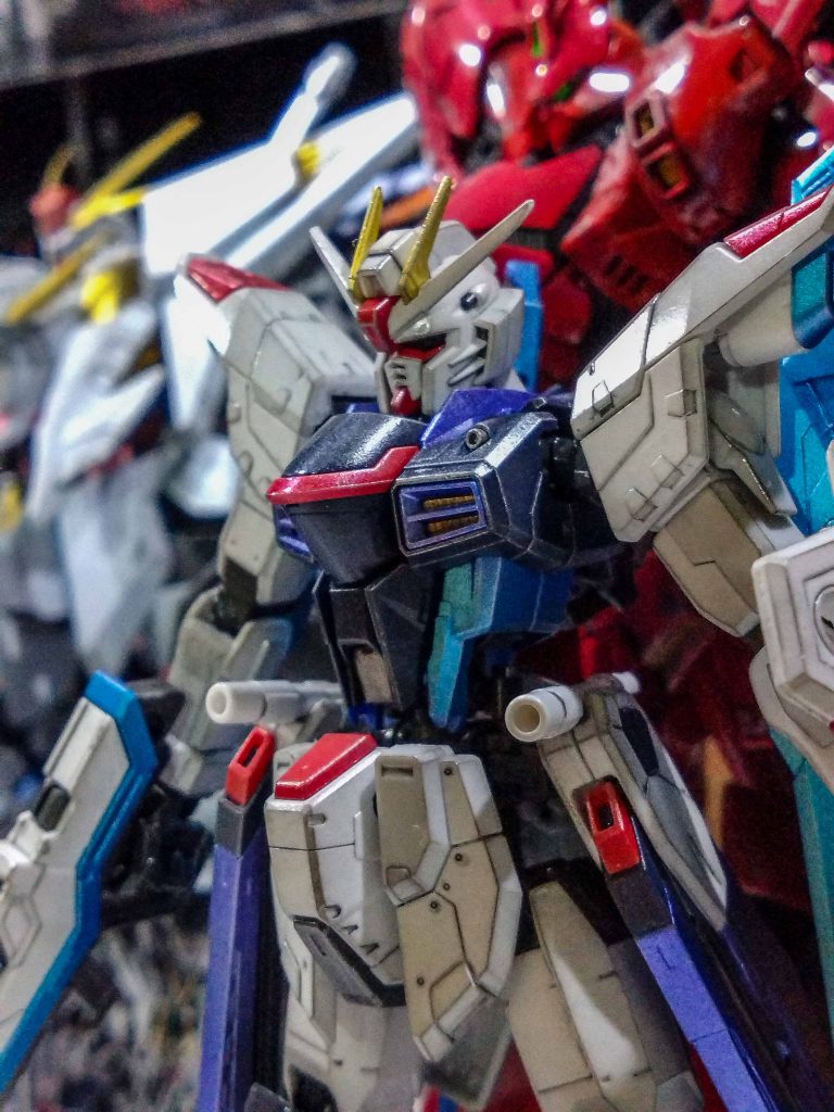 ディテールや作り込みは素晴らしいと思います。だけど保持力の弱さ、パーツのポロリがホント酷いと。足が抜けて腰のビームサーベルが取れ腰のライフルが分解されバインダーがフラフラであり腰から真っ二つに分解し、弱いところ上げたらきりがないですね。基本、制作ペース上げるのと改修する為に極力接着伴う合わせ目消しはしないんですがこれはガチガチにすれば良かった。