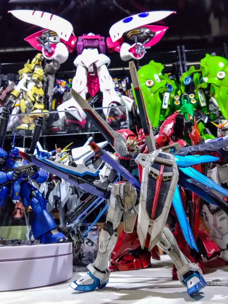 ハイマット・フルバーストでしたっけ。このポージングするのにいくつのパーツが外れ破損した事か。そもそもバインダー広げなくてもまともに立つことも叶わないくらい後ろ荷重だし。