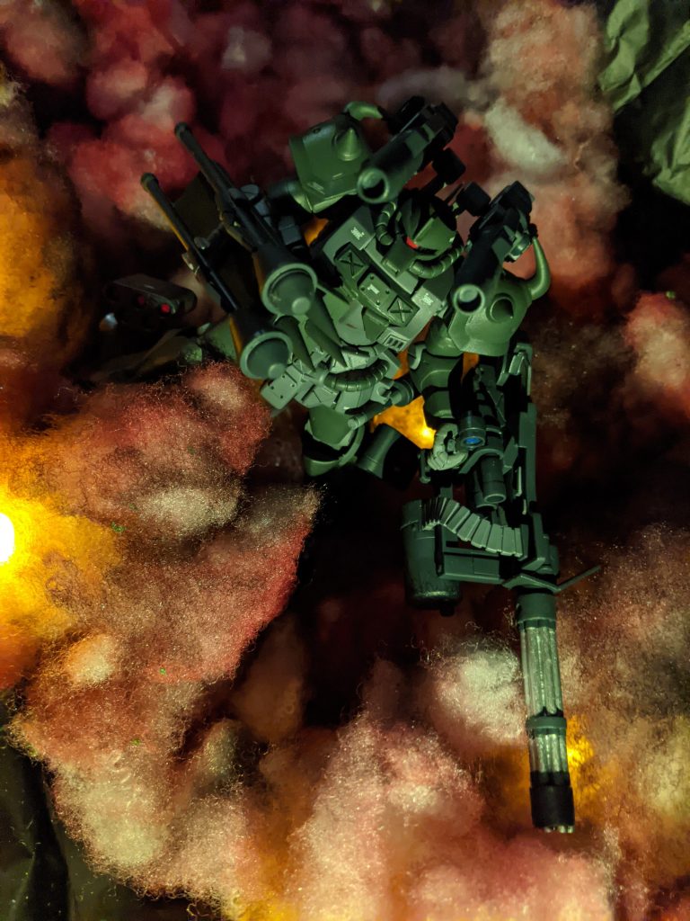 また、接近戦用の武器であるスパイク付きシールドなども装備している。