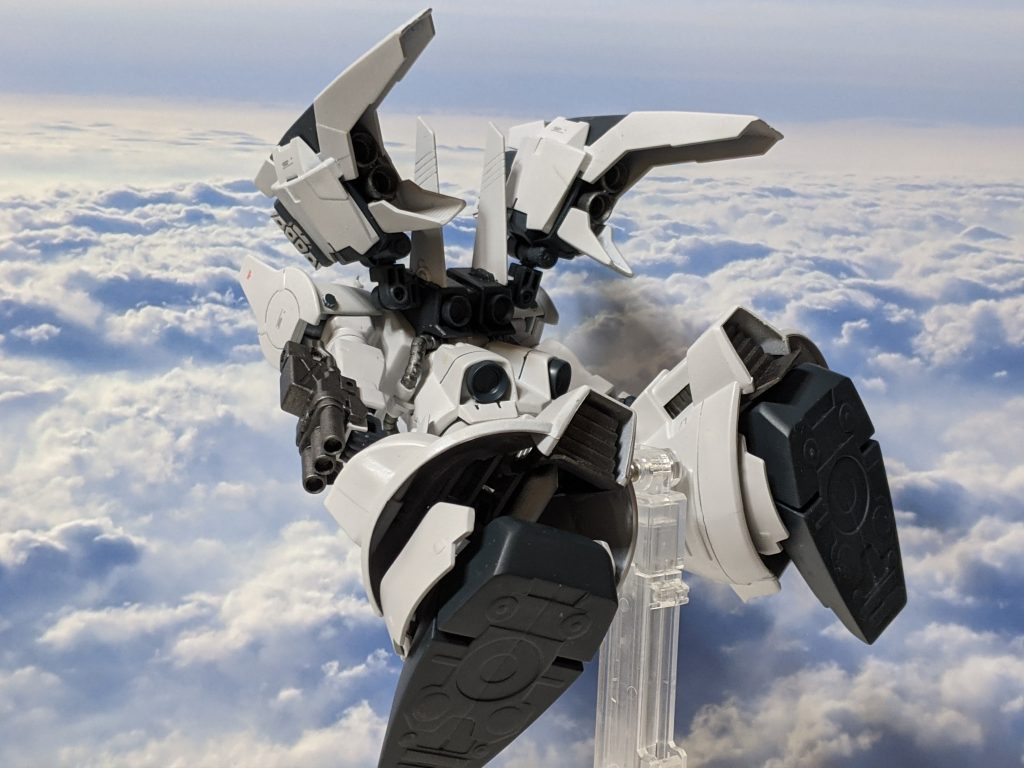 グフフライトタイプカスタムは本来のホバー機能に加え、背部に大型ブースターを増設した事で高速での飛行も可能とした機体である、