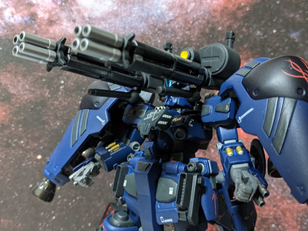 以前から作ってみたかったサイサリスを作りました。メイン武装をユニコーンガンダムの100分の1サイズのガトリングガンに、MLRS仕様を基にしてので背中にも搭載可能にしました。スカートを伸ばしたりプラ版で装甲を追加したりと色々いじって楽しく出来ました。