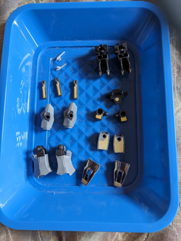 改造点上記の情報から足の肉抜きを埋め、合わせ目消し、マガジンも肉抜きされていたのでこれも埋めて、角もとがっているのが好きなので形状を変えたらなんか日本の鎧兜の飾り見たくなりました。