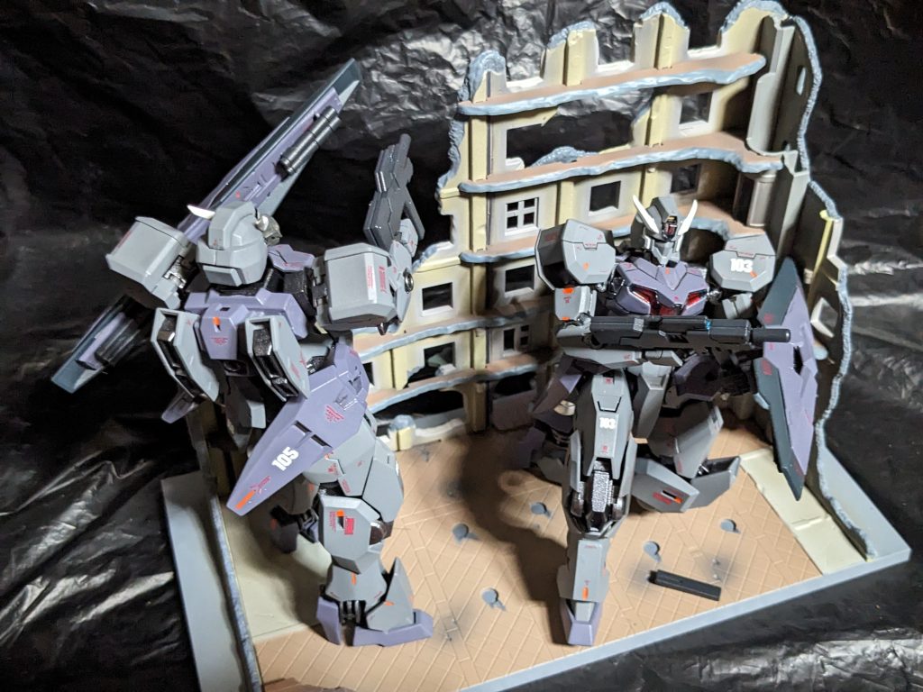 市街地戦でマガジン交換をサポートするの図このキットの長所というか欠点というべきか、足関節がとんでもなくよく動きます。そのため耐久力が低いのでポーズ変更には細心の注意が必要です