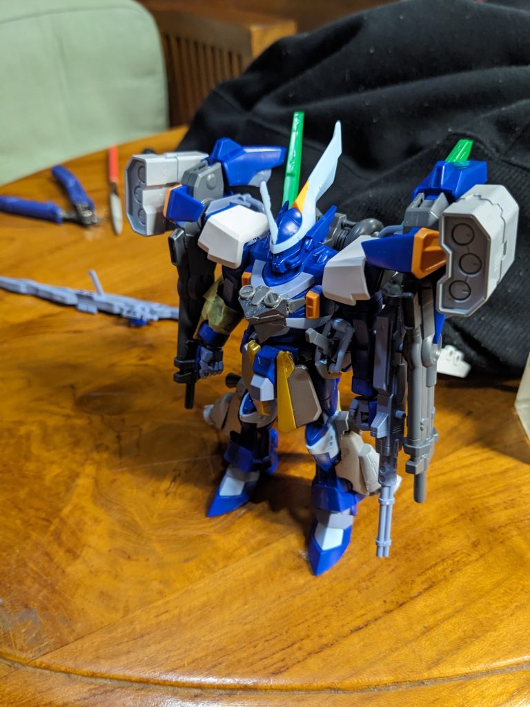 このキットは古いものなので、両腕が胴体に直付けで今のキットから見れば物足りないかもしれませんが、これに関しては両手のすぐ外側にディープアームズがあるので可動範囲があっても生かせないのでそのままです。