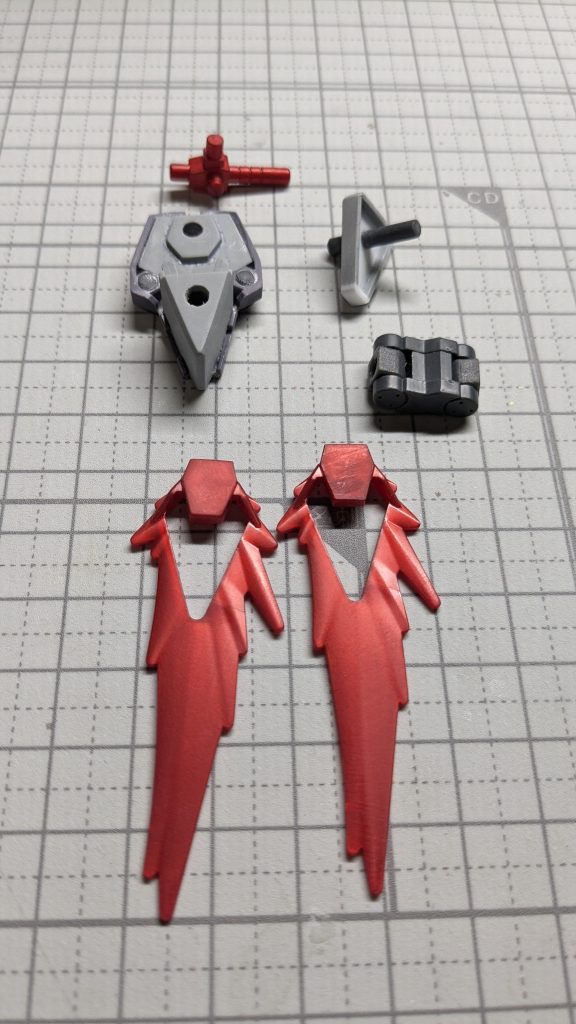 コアガンダムのシールドにプラバンで蓋をして3mm穴を追加。表側の2つの丸凹みに穴を開けて3mmランナーを貫通させて凸ジョイントを作りました。蓋部分はプラバンとランナーで自作。接続用のジョイントはコトブキヤのものにディティールアップパーツを接着して装飾しました。