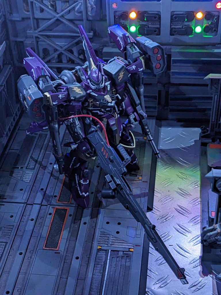 改修点としては各所にバーニアとスタピライザーを増加、機動力の大幅な増加を図っている。