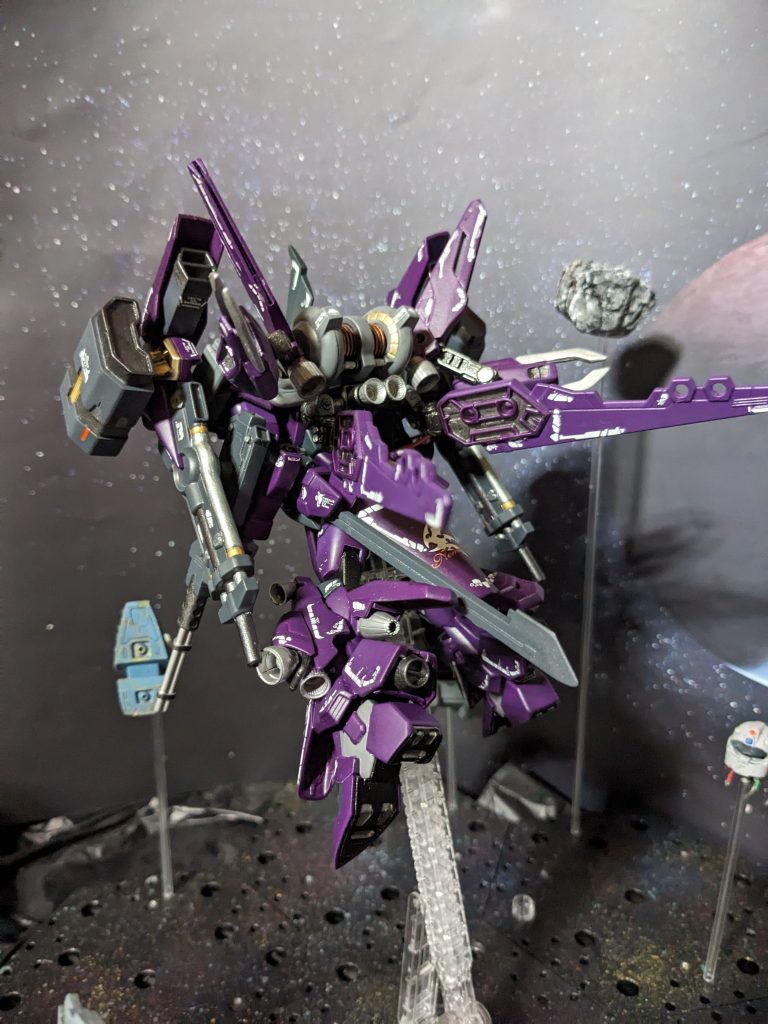 増加した火力と機動力と相対的に機体重量も増加し、ほぼ宇宙専用機のようになってしまった。