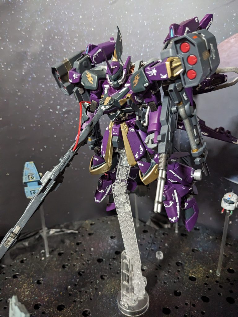 火力面においてはもともと両肩のディープアームズによる効果力を持っていたが、そこにミサイルポット、ガトリング、高ビーム砲、オルトロスの試作品などを装備することで高機動と効果力を両立している。