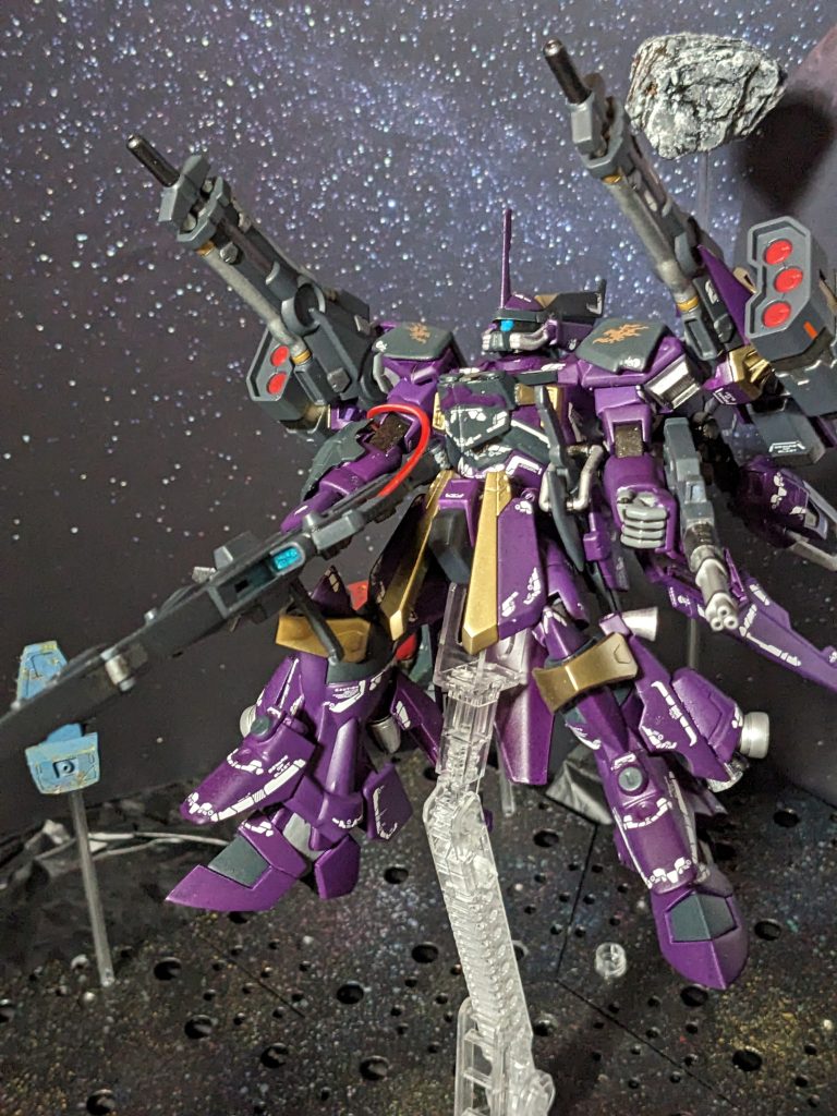 そのため大規模な改修がなされ、高機動型となりシグー・ディープアームズ・ハイマニューバとなった。