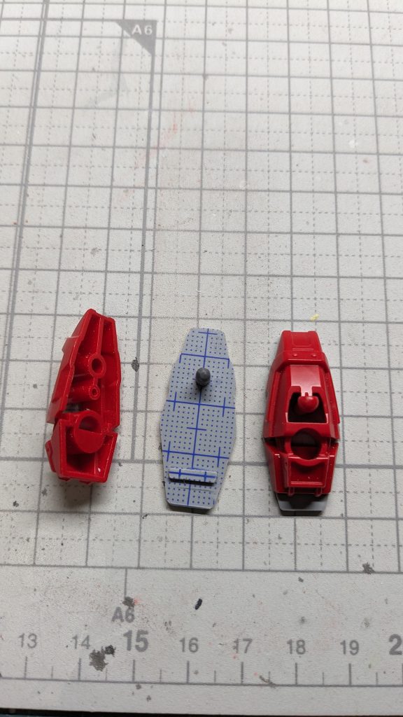 足裏カバー!1ミリプラバンに5mmランナーを接着して硬化してから蓋をして、足裏の形でニッパーで大まかにパチパチカットして、後はヤスリで修正しながら合わせるだけ。カバーがくるくる回らないように内部に小さなプラバンでストッパーを接着して完成!カバーのかかと側を数ミリ長めに作っているので転倒防止にもなるので一石二鳥!裏側には好きな感じでプラバンを貼ってディティールアップできるぞ!