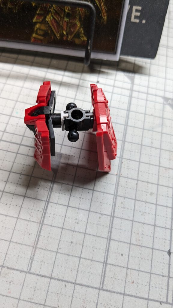 こんな感じです。前側は回らないように溝に突起を差し込み、リア側は上のでっぱりで後ろに逃がしています。