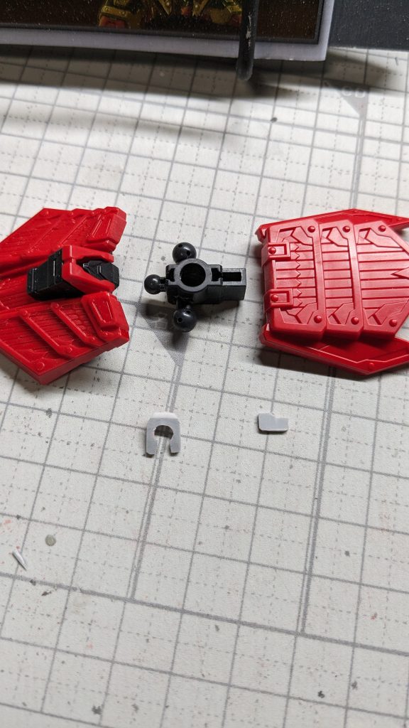 干渉が気になったので1mmのプラバンでスペーサーを制作しました。フロントは根元にパチッと挟む感じで、リアは上部の溝に差し込む感じです↓