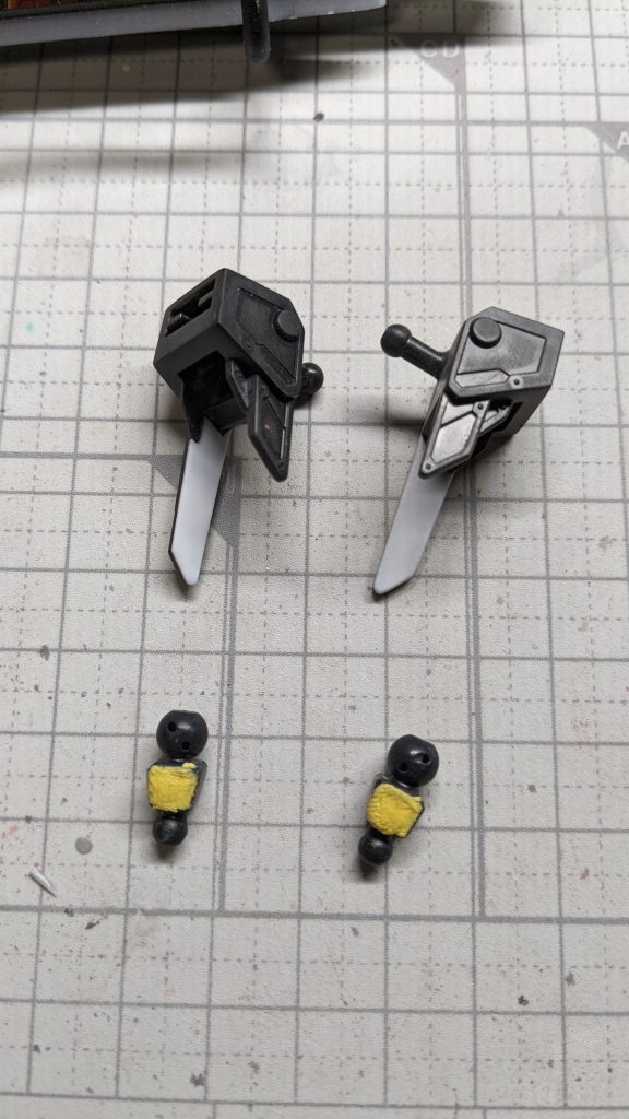 私にしては珍しく肉抜き穴を埋めてます!腕と足と手首はパテで埋めて削りました。肩アーマーは折れそうで怖かったので裏にプラバンを貼って補強しておきました。