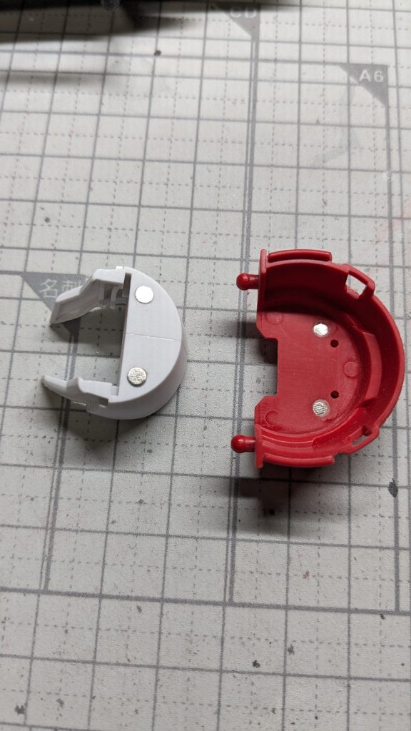 兜内部の加工。兜がポロリするので接続の補助でマグネットを仕込みました。3mmのドリルで穴開けて、瞬着で3mmマグネットをはめ込みました。白いパーツの後頭部側に両面を貼って一度黒いパーツごと兜をはめて、黒いパーツだけを外して上から白いパーツの上部を貫通するように穴を開けると同じ位置に穴が開きます。